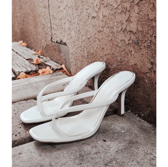 🚨//Girls night out Collection//White thong sandal - Picture 2 of 5